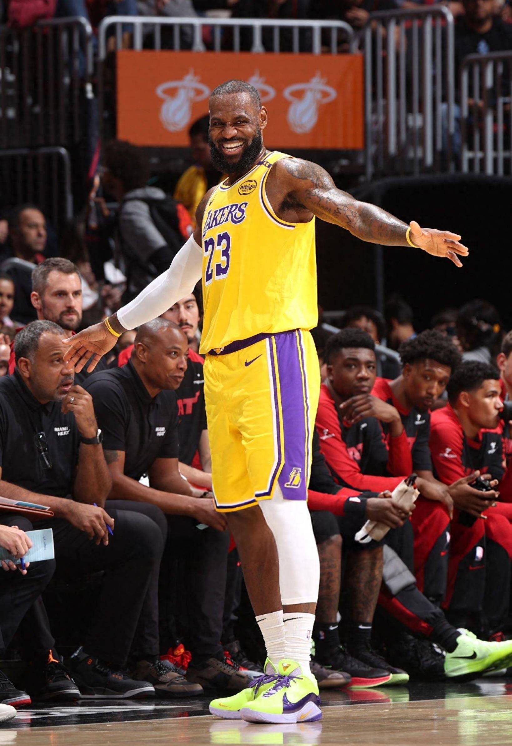 他在肋部接 他在肋部接